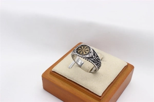 Détail macro de bague viking Aegishjalmur avec motifs de nœuds celtiques
