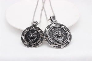 Détail des pendentifs tête de loup avec noircissement vintage sur chaînes en acier