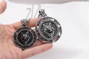 Détail d'un pendentif tête de loup vintage argenté avec textures en relief précises
