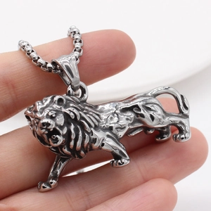 Polished lion pendant necklace for men in stainless steel with vintage carved details