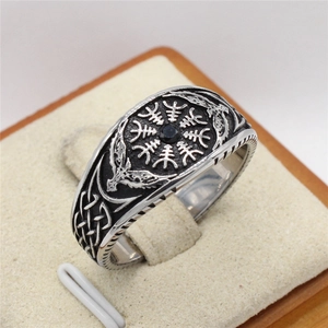 Bague Viking vintage avec pierre noire, symbole Aegishjalmur et nœuds celtiques