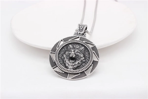Gros plan du collier pendentif loup vintage avec gravure 3D détaillée en acier