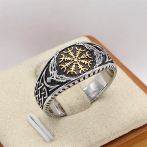 Bague Viking Aegishjalmur vintage en acier avec motifs de nœuds celtiques dorés