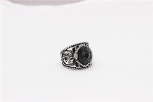 Vue détaillée bague vintage en acier avec gemme noire et gravure de serpent