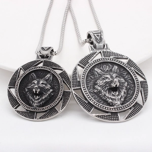 Pendentif Tête de Loup en Relief en Acier Titane Vintage pour Hommes Rétro Style Viking Punk Pendentif Forme de Pièce Ronde