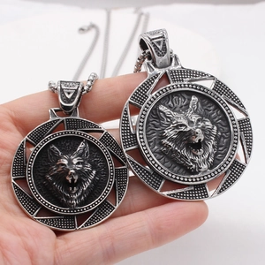 Collier médaillon tête de loup vintage avec pendentif argenté gravé de style punk