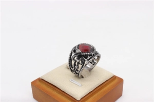 Gros plan détaillé d'une bague rétro en acier inoxydable sertie d'une gemme rouge facettée