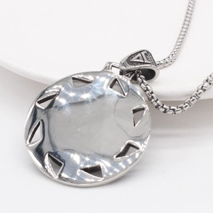 Pendentif loup vintage en acier inoxydable avec découpe géométrique et finition miroir