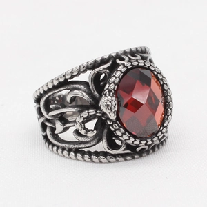 Bague rétro pour homme en acier inoxydable avec motifs serpent ajourés et grand gemme rouge