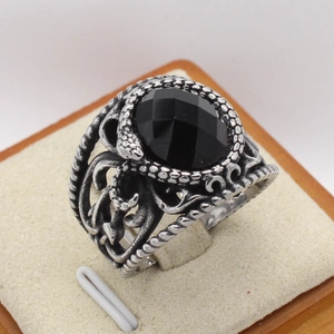 Bague rétro en acier pour homme avec pierre noire ovale et motifs de serpent ajourés