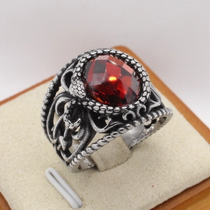 Bague gothique rétro pour hommes en acier inoxydable avec pierre rouge et motifs serpent