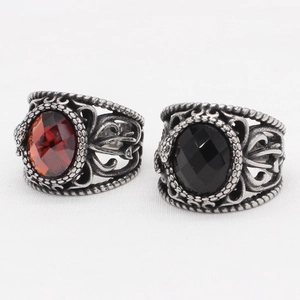 Bagues gothiques vintage en acier titane avec pierres précieuses rouges et noires