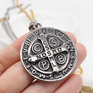 Pendentif médaille de Saint Benoît rétro en acier inoxydable avec gravure religieuse