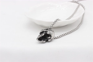 Vue macro détaillée du pendentif tête de mort vintage sur chaîne à mailles