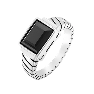 Detalle de anillo para hombre en acero con gema negra rectangular y banda estriada
