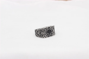 Détail de la bague pique vintage avec gravures de vignes et finition argentée oxydée