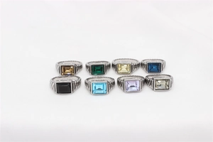 Vista detallada de ocho anillos de plata vintage con gemas rectangulares de colores