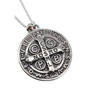 Pendentif médaille de Saint Benoît vintage en argent vieilli avec gravure religieuse