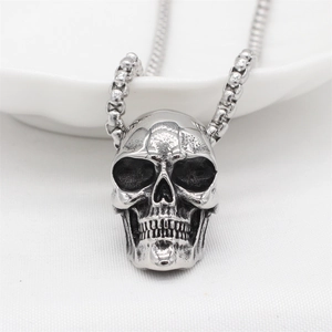 Collier Pendentif Crâne Gothique en Acier Titane pour Hommes Femmes Punk Hip Hop Rock Vintage Bijoux Cadeau Accessoire
