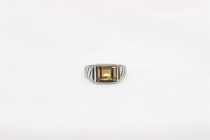 Detalle del anillo vintage de hombre en acero de titanio con banda trenzada y piedra café