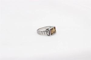 Vista macro de la gema rectangular marrón y la banda con textura de cuerda de este anillo de hombre