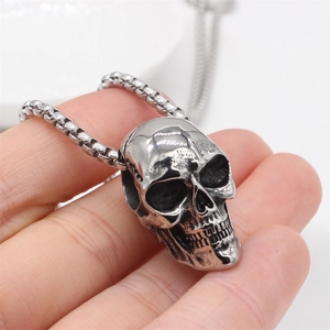 Collier avec pendentif crâne de style punk en acier argenté vieilli et chaîne à maillons