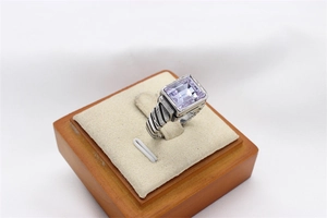 Primer plano de anillo vintage con piedra lavanda cuadrada y banda de acero trenzado