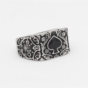 Bague rétro en acier inoxydable avec as de pique noir et relief floral vintage