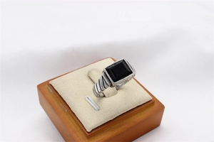 Primer plano de anillo vintage para hombre con ónix negro y banda con textura de cable