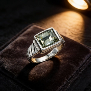 Anillo vintage para hombre de acero con piedra rectangular verde esmeralda en terciopelo