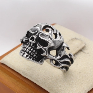 Vintage punk skull ring in stainless steel with gothic flame pattern and silver finish