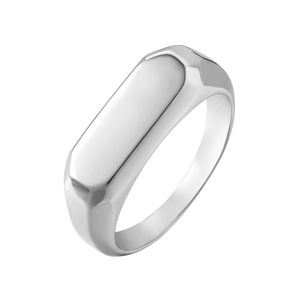 Vue macro de la bague chevalière rectangulaire polie en acier inoxydable argenté effet miroir