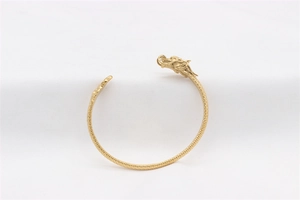 Detailaufnahme des goldenen Drachenkopf-Armreifs mit feiner Schuppentextur und Retro-Design