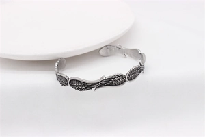 Dettaglio della trama a piuma vintage sul bracciale rigido in acciaio da uomo