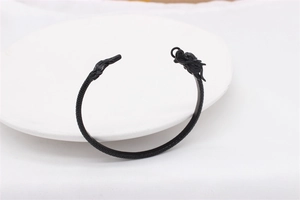 Detailansicht eines schwarzen Drachen-Manschettenarmbands im Vintage-Stil für Herren