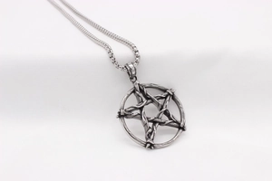 Détails d'un pendentif pentagramme vintage en acier inoxydable avec textures de vigne