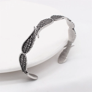 Bracciale rigido da uomo in acciaio inossidabile con motivo a piuma e finitura retrò