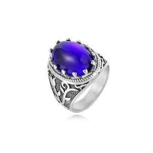 Détail macro d'une gemme violette ovale sertie sur une bague vintage en titane