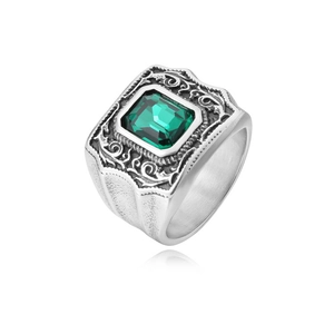 Détail de la bague vintage en titane argenté avec émeraude rectangulaire et gravures