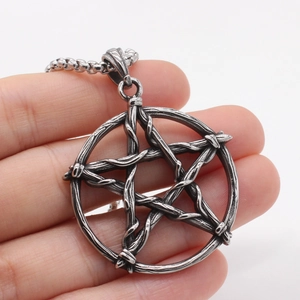 Pendentif étoile gothique vintage avec texture d'épines sur chaîne à billes