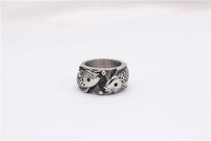 Détails en relief de carpes koi sur une bague vintage en acier titane argenté vieilli