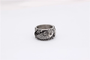 Détail des écailles de carpe koi et relief de vagues sur une bague rétro en acier