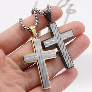 Collier pendentif croix rétro en acier doré et noir avec texture brossée et chaîne métallique