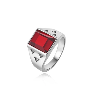Détail de la bague chevalière avec pierre rouge rectangulaire et triangles ajourés