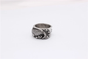 Vue macro d'une bague large en acier titane vintage avec écailles de carpe koi