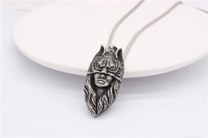 Gros plan détaillé d'un pendentif guerrier loup punk vintage sur un plat en porcelaine