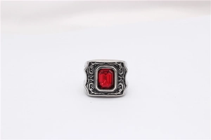 Vue détaillée d'une pierre rouge rectangulaire et gravures rétro sur bague acier