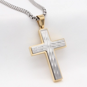 Collier pendentif croix bicolore rétro en acier inoxydable avec finition diamantée