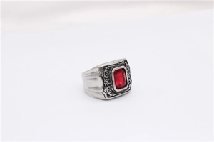 Détails d'une bague chevalière vintage avec pierre rouge rectangulaire et reliefs floraux