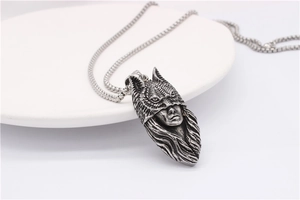Gros plan du pendentif tête de loup rétro avec chaîne en acier de style gothique